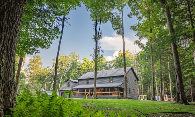 Mt Lookout Cabin | Twin Oaks Lodge: 4 Kings, Hot Tub, Sauna & EPIC Game Room