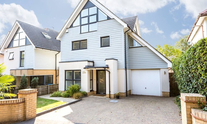 Poole Cottage | Twin Palms
