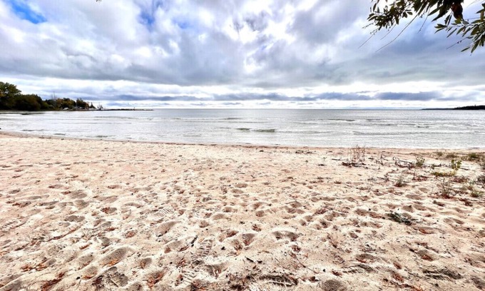 Rowleys Bay House | Twin Peaks at Sand Bay