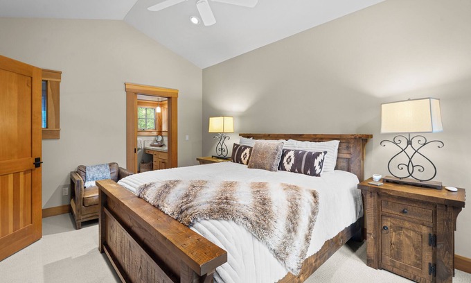 Ponderosa Palisades House | Twin Pine Retreat | Large Yard w/Hot Tub