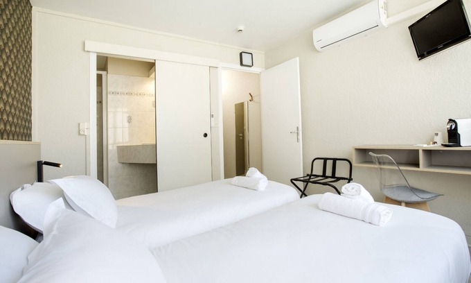 Bron House | Twin room-Ensuite with Shower-Garden view