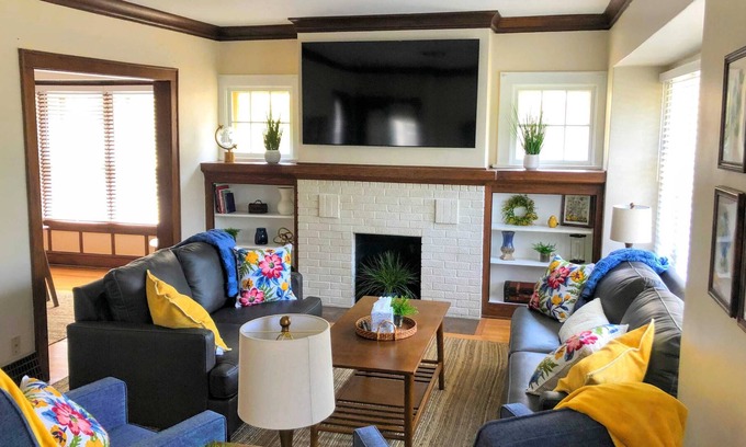Shorewood House | Two 3 Bedroom units/Entire building I Shorewood