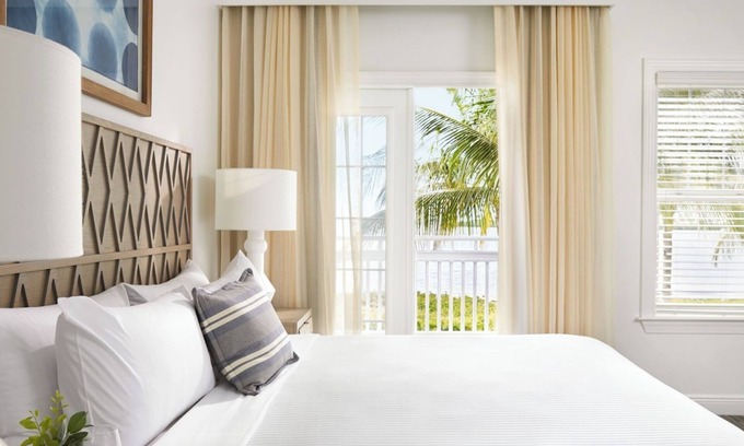 Key West Hotel | Two 3BR Paradise Suites with Onsite Parking Poolside Bar, Shuttle Service!