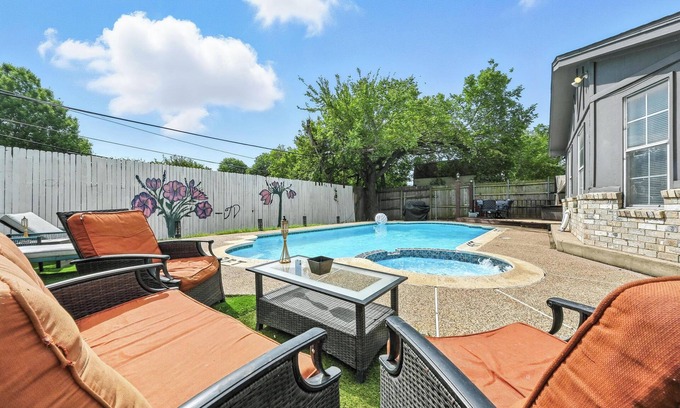 North Richland Hills House | Two Adjacent Houses with a Private Pool