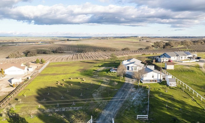 Paso Robles Other | Two Adjacent Farmhouses on 4 acres. Sleeps up to 20. Pet Friendly