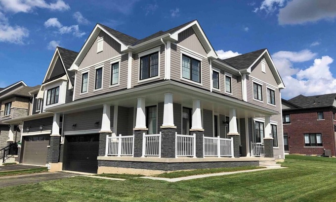 Thorold House | Two Adjacent Modern Homes in West Niagara Sleep 16