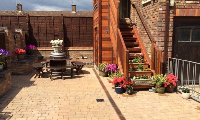 Tring Cottage | Two Bed Ornate cottage/apartment near centre of Tring