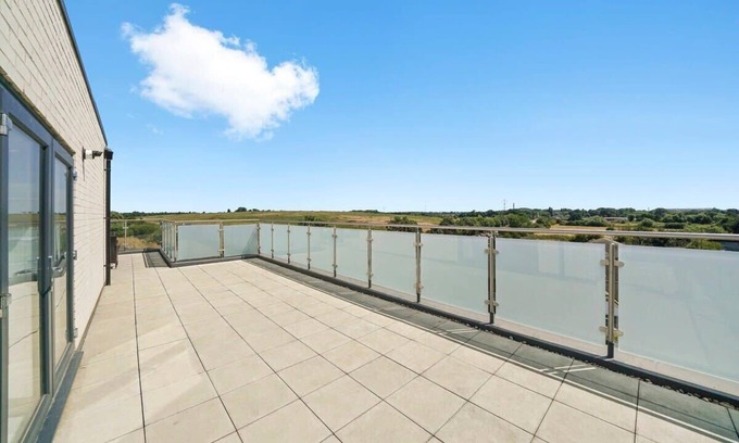 George Green Apartment | Two Bed Penthouse With Wrap Around Balcony