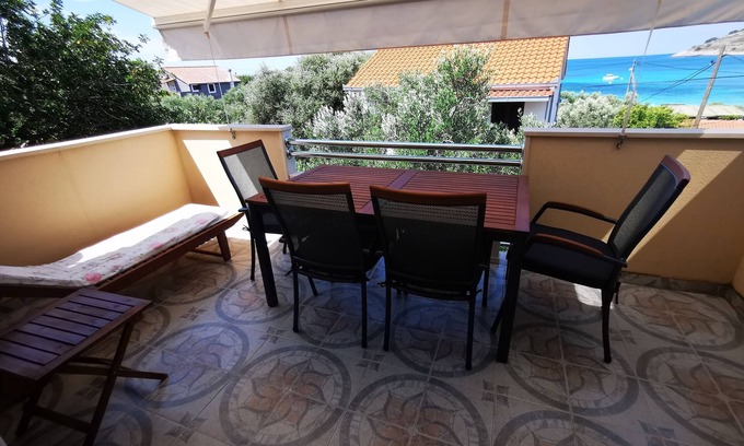 Drvenik Mali Apartment | Two bedroom apartment with terrace and sea view Drvenik Mali, Drvenik (A-16787-b)