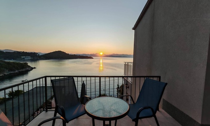 Sobra Apartment | Two bedroom apartment with terrace and sea view Sobra, Mljet (A-24530-a)
