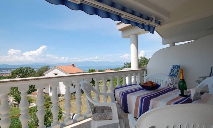 Marsici Apartment | Two bedroom apartment with balcony and sea view Kremenići, Krk (A-21724-a)