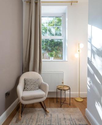 Newport Apartment | Two bedroom Apartment -Private off road parking