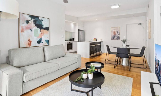 Bulimba Apartment | Two-bedroom Apartment with Entertainment Sunroom