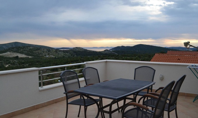 Grebastica Apartment | Two bedroom apartment with terrace and sea view Grebaštica, Šibenik (A-13365-b)