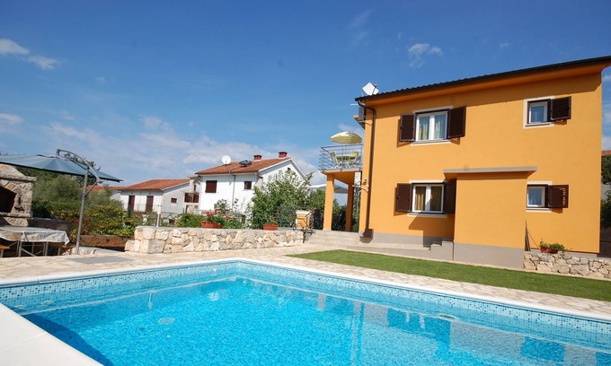 Marsici Apartment | Two bedroom apartment with shared pool and gym