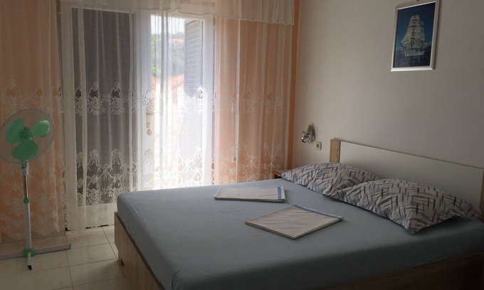 Lun Apartment | Two bedroom apartment with terrace and sea view Lun, Pag (A-11781-a)