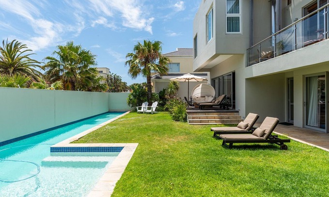 Sunset Beach House | Two bedroom apartment with Table Mountain and sea view