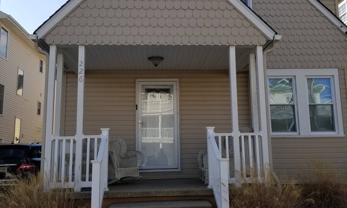 Wildwood Villa | Two bedroom cottage near Morey's Pier & Wildwood Boardwalk