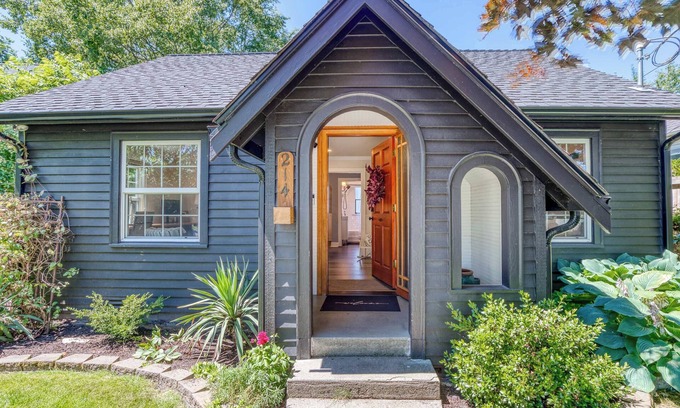 Snohomish House | Two Bedroom Farmhouse with Hot Tub in Snohomish