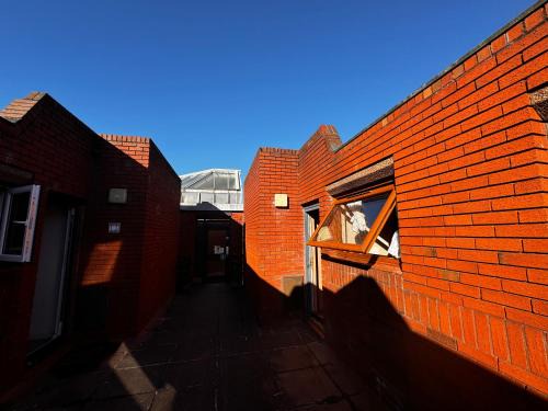 Coventry Apartment | Two-bedroom flat Close to Uni & shopping center with free parking