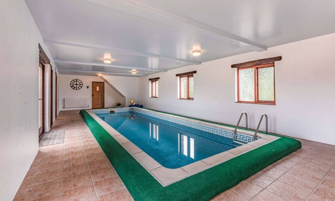 Fairford Apartment | Two bedroom holiday accommodation with indoor swimming pool - Meadow View