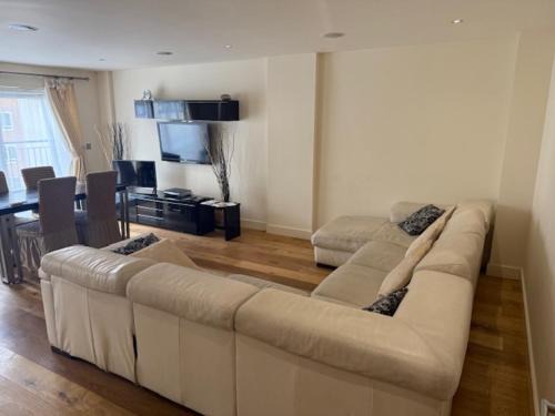 Whittington Apartment | Two Bedroom penthouse apartment in Colindale