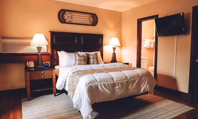 Milford House | Two Bedroom Queen Suite, Tom Quick Inn, Pet-Friendly, Free Parking