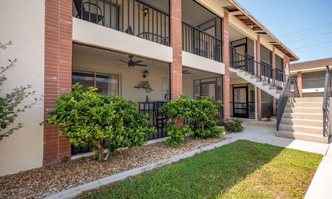 Englewood South Condo | Two bedroom, two bathroom condo less than 10 minutes to Manasota Key.