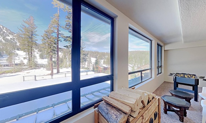 Mammoth Lakes Condo | Two Bedroom Units at 1849 Condos with 3 Hot Tubs & Slopeside