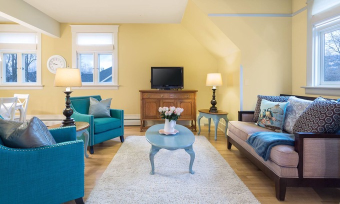 South Central Condo | Two Blocks from the lake!