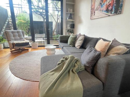 Richmond House | TWO FIVE ZERO RICHMOND four bedroom cityviews lockup garage