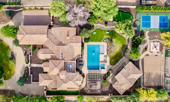 Cactus Acres House | Two Homes-Pickleball-Batting Cage-Sand Volleyball-B-ball-Putt-Putt-Heated Pool