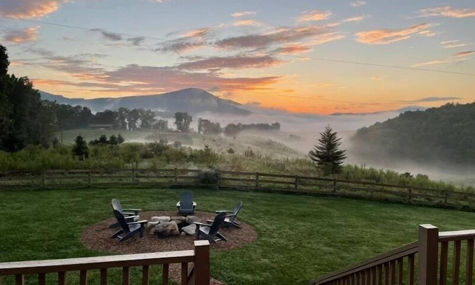 Wilson Creek Cabin | TWO King Suites. 4br,3ba. Grayson Highlands State Park, Virginia Creeper Trail.
