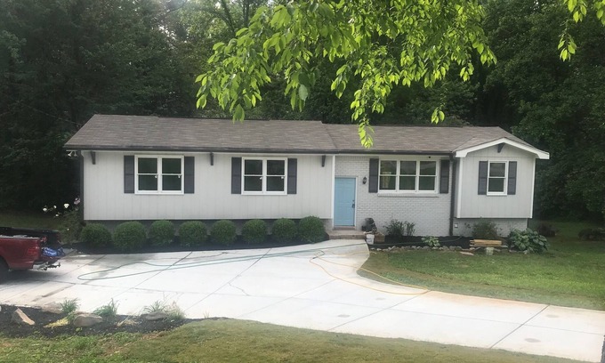 Woodstock House | Two Kings & a Queen-Woodstock Extended Stay