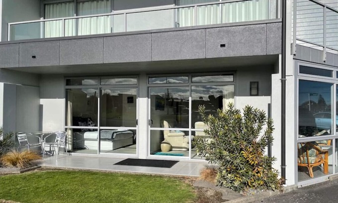 Two Mile Bay Apartment | Two Mile Bay Apartment by the lake