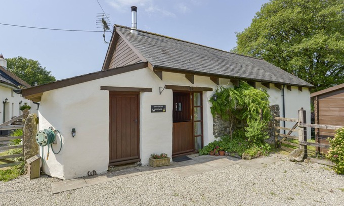 Sourton Cottage | TWO SHOES COTTAGE, pet friendly, with open fire in Sourton Down