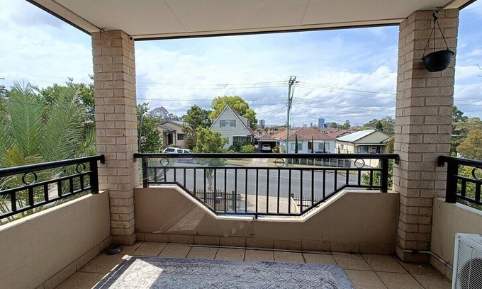 Guildford House | Two Single Beds with Balcony | Bath tub (SHARED ACCOMODATION)