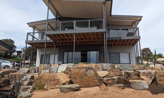 Carrickalinga House | Two storey modern beach house with stunning views