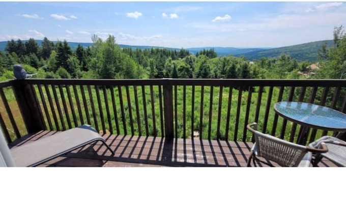 Saint-Luc-de-Bellechasse Ski Chalet | two stories mountaine view chalet