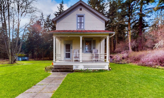 Coupeville House | Two-story cottage with porch & fireplace, walk to ferry & Fort Casey State Park