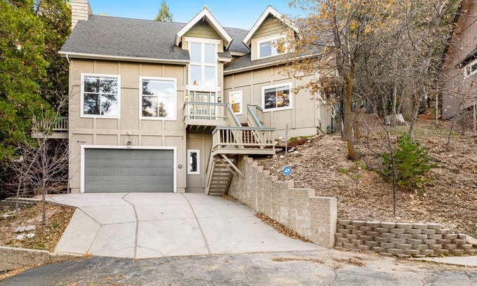 Blue Jay Cabin | Two-story mountain retreat with two fireplaces & a furnished deck - near golf