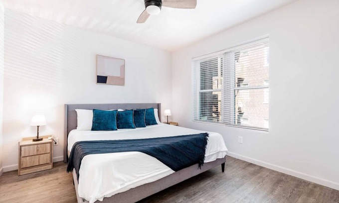 DeBaliviere Place Apartment | Two Stylish 2BR Apt CozySuites w parking