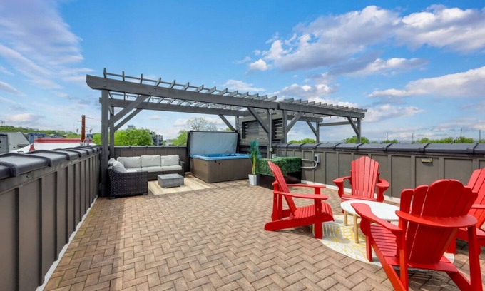 Hadley - Washington House | Two Townhomes - Hot Tubs and Rooftop Balconies