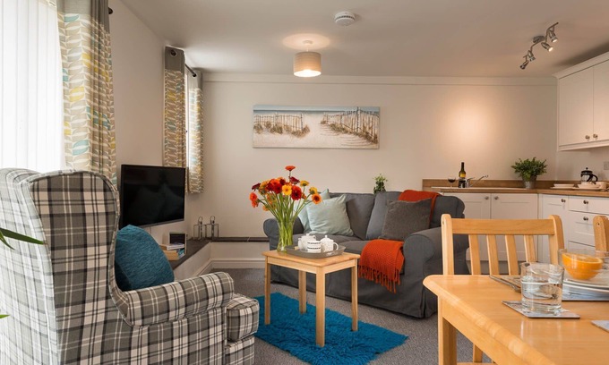 Ty Croes Cottage | Ty Arthur: Pet-friendly, ground floor apartment in Aberffraw