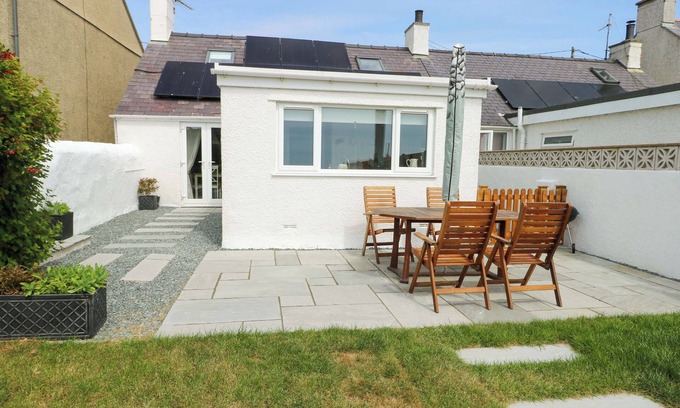 Llanfaelog Cottage | TY BACH, pet friendly, with open fire in Rhosneigr