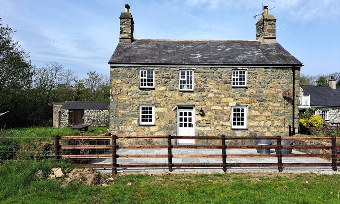 Garn Fadryn House | TY BWLCYN, pet friendly, with open fire in Nefyn