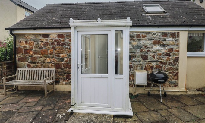 Dinas Cross Cottage | TY CANOL, pet friendly, character holiday cottage in Dinas Cross