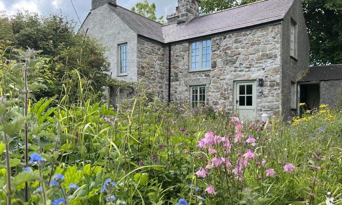 Llanengan House | TY CAPEL ABERSOCH beaches, comfy beds, super Wi-Fi, TV, wood fires, garden, bbq