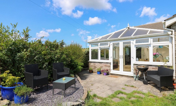 Llangynin Cottage | TY CARIAD, pet friendly, with a garden in St Clears