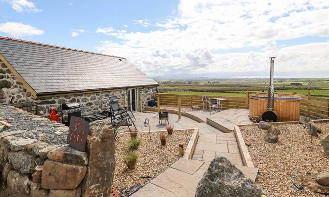 Rhyd-y-clafdy Cottage | TY COCH, pet friendly, character holiday cottage in Trefor